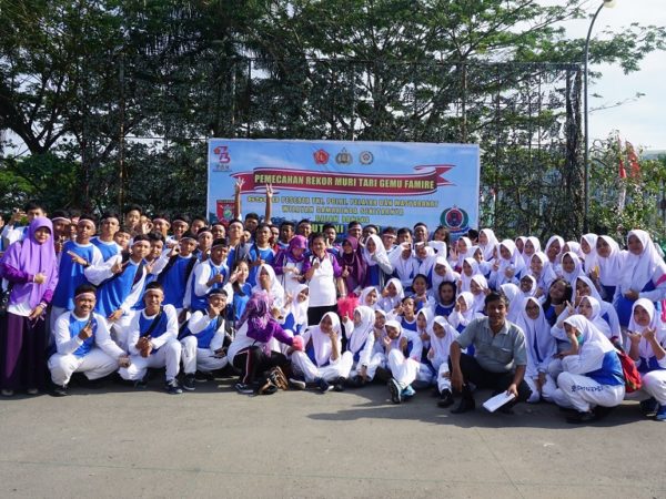 Partisipasi SMAN 2 Samarinda dalam Tari Gemu Famire